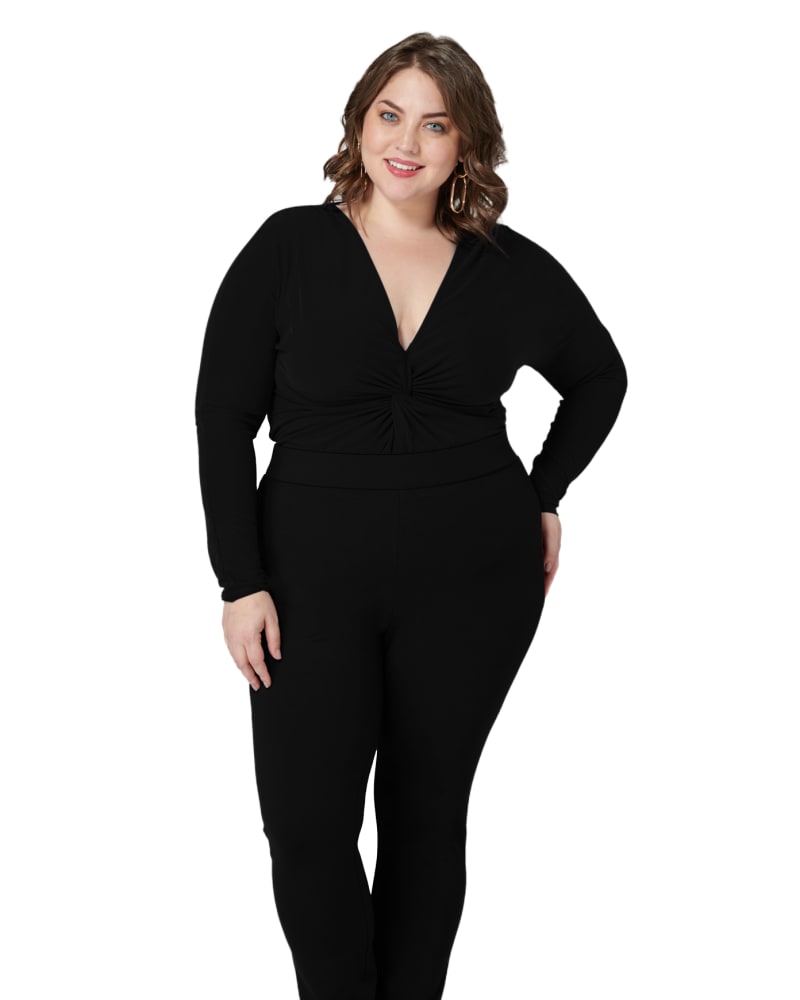 Front of a model wearing a size 16 The Black Compression Slim Pant in Black by Marée Pour Toi. | dia_product_style_image_id:244985